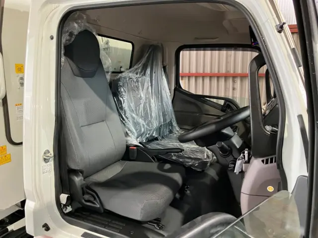 乗車定員は3名です。|三菱 キャンター 2RG-FEAV0(2WD)の写真5