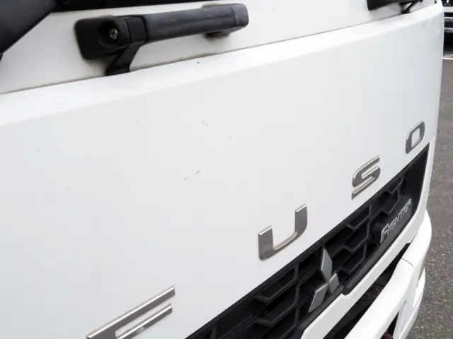 フロントパネル各所に細かいキズがあります。|三菱 ファイター TKG-FK62FYの写真14