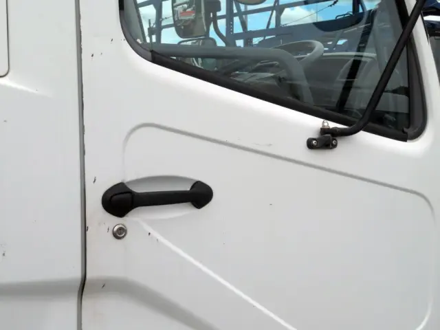 運転席ドアに細かいキズ・サビがあります。|三菱 ファイター TKG-FK62FYの写真29