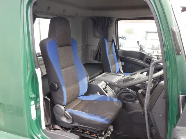 乗車定員は2名です。|いすゞ ギガ QDG-EXZ52BJの写真6