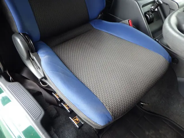 運転席座面にヘタリがあります。|いすゞ ギガ QDG-EXZ52BJの写真29