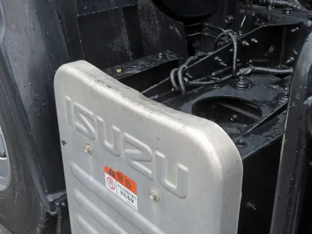 マフラーカバーにヘコミがあります。|いすゞ ギガ PDG-EXR52G8の写真20