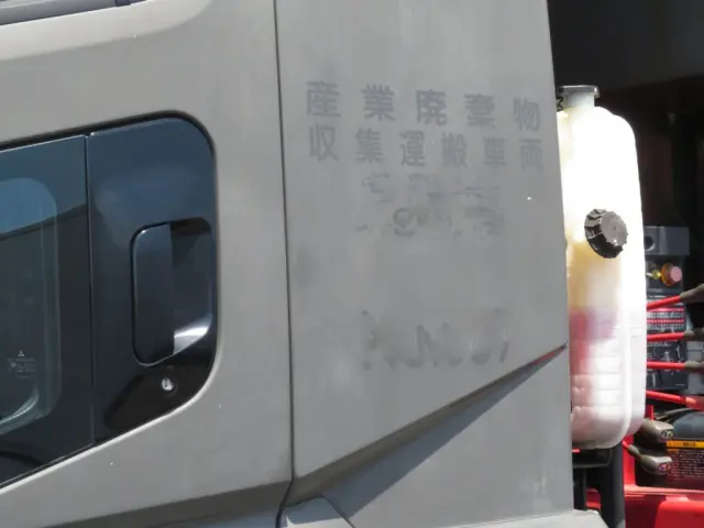 助手席側クォーターパネルに看板日焼け跡があります。|三菱 スーパーグレート 2PG-FV70HZ(6x4)の写真16