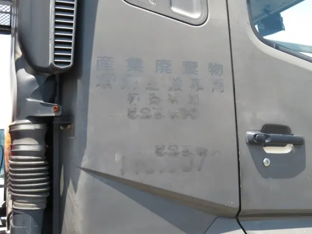 運転席側クォーターパネルに看板日焼け跡があります。|三菱 スーパーグレート 2PG-FV70HZ(6x4)の写真37