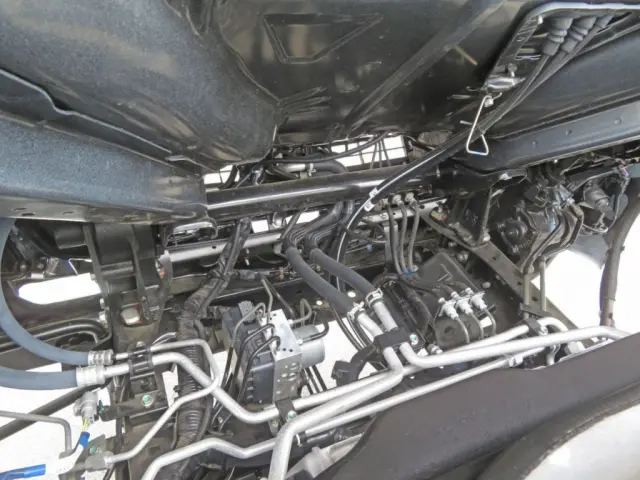 キャブ下に軽い置きサビがあります。|日野 デュトロ 2KG-XZU700X(2WD)の写真24