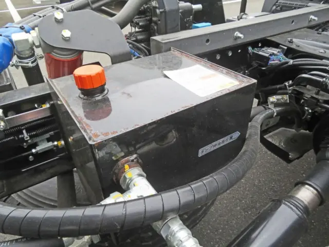 ダンプの作動油タンクに置きサビがあります。|日野 デュトロ 2KG-XZU700X(2WD)の写真25