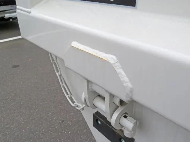 リアゲートのヒンジ部付近に軽い置きサビがあります。|日野 デュトロ 2KG-XZU700X(2WD)の写真27