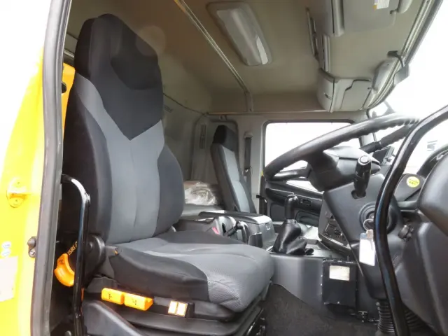運転席座面にヘタリ・破れがあります。|日野 プロフィア QKG-FS1EKDAの写真6