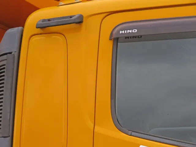 運転席側クォーターパネル上部に看板日焼け跡があります。（助手席側も同様です）|日野 プロフィア QKG-FS1EKDAの写真14
