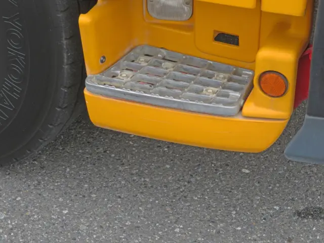運転席側ステップ下カバーに細かいキズがあります。|日野 プロフィア QKG-FS1EKDAの写真32