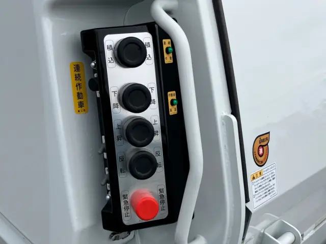 上物の操作スイッチです。|三菱 ファイター 2KG-FK62F(2WD)の写真15