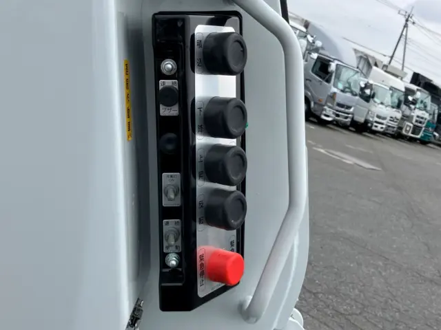 連続⇔単独切り替えスイッチ付きです。|三菱 ファイター 2KG-FK62F(2WD)の写真16