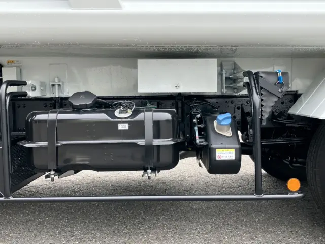 燃料タンクは100Lです。|三菱 ファイター 2KG-FK62F(2WD)の写真23
