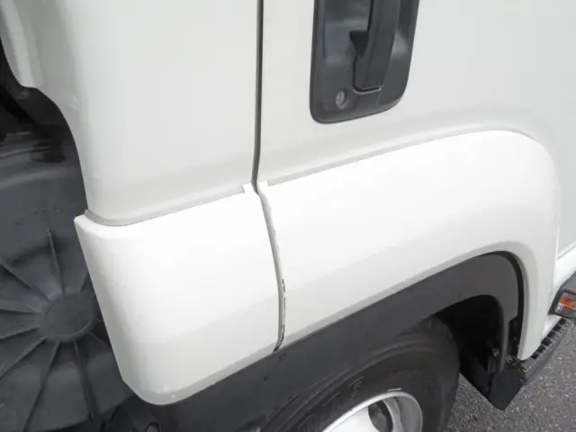 運転席側ドア後端に細かいキズがあります。|いすゞ フォワード 2RG-FRR90S2の写真26