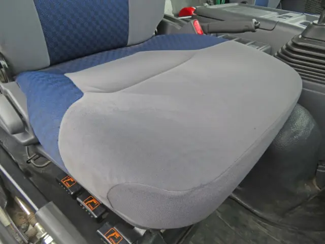 運転席座面の状態です。|いすゞ フォワード 2RG-FRR90S2の写真27