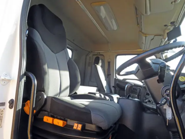 運転席座面にヘタリがあります。|日野 プロフィア QDG-SS1EKDAの写真6