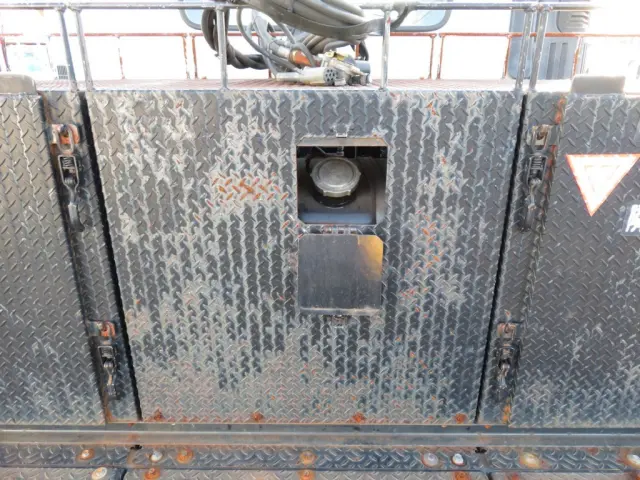 踊り場に燃料タンク(200L)が追加されています。|日野 プロフィア QDG-SS1EKDAの写真10
