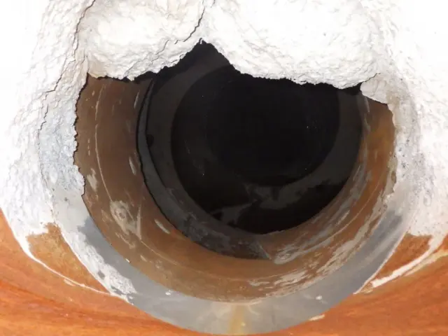 ドラム内部の状態です。(ドラム入り口にコンクリートが付着しています)|いすゞ ギガ 2KG-CXZ77CT(6x4)の写真8