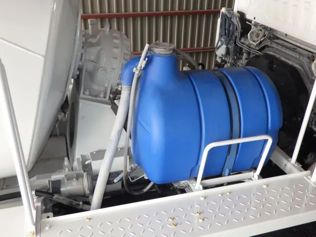 水タンク及びモーターの状態です。|いすゞ ギガ 2KG-CXZ77CT(6x4)の写真9