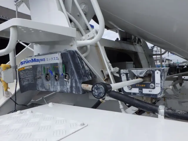 運転席側の操作レバーです。|いすゞ ギガ 2KG-CXZ77CT(6x4)の写真10