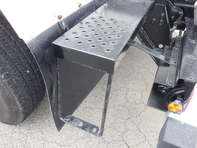 リヤステップにサビがあります。|いすゞ ギガ 2KG-CXZ77CT(6x4)の写真30