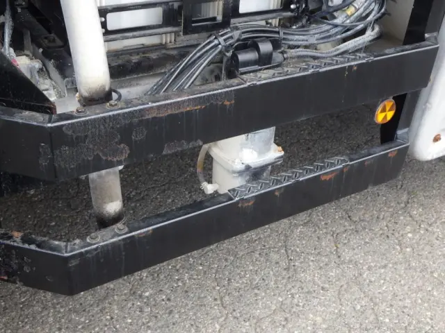 運転席側サイドバンパーにサビがあります。|いすゞ ギガ 2KG-CXZ77CT(6x4)の写真31