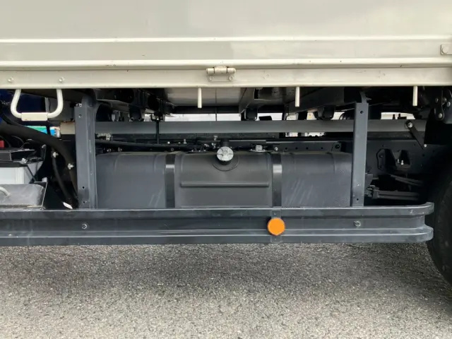 燃料タンクは100Lです。|日野 デュトロ 2KG-XZU712M(2WD)の写真19