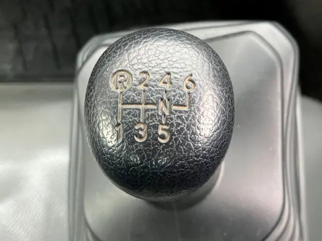 6速マニュアルです。|日野 デュトロ 2KG-XZU712M(2WD)の写真25