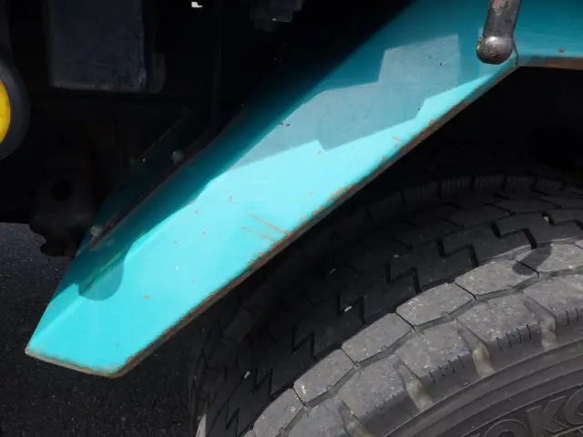 左右のリヤフェンダーにキズ・サビがあります。|日野 レンジャー QKG-FE7JKAA(2WD)の写真24