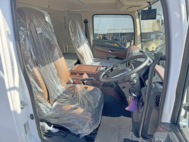 乗車定員は2名です。|日野 レンジャー 2KG-FD2ABG(2WD)の写真6