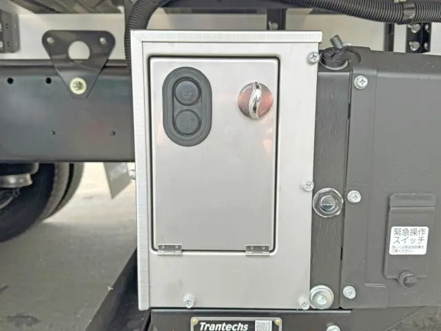 ゲートの操作スイッチです。|日野 レンジャー 2KG-FD2ABG(2WD)の写真17