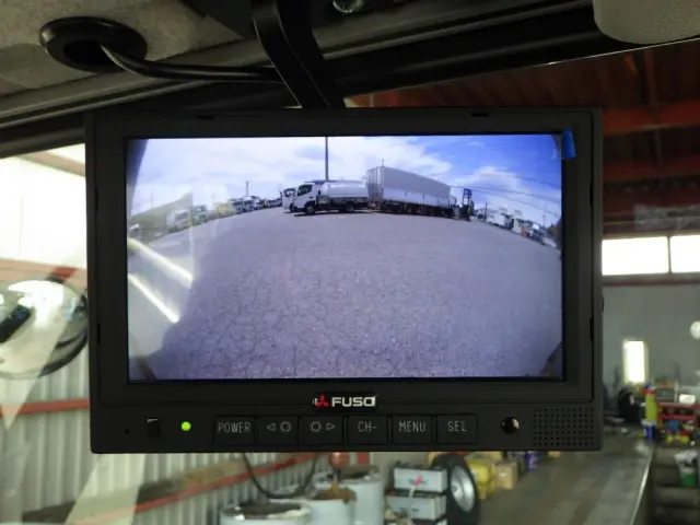 液晶バックモニター付きです。|三菱 ファイター 2KG-FK62F(2WD)の写真25