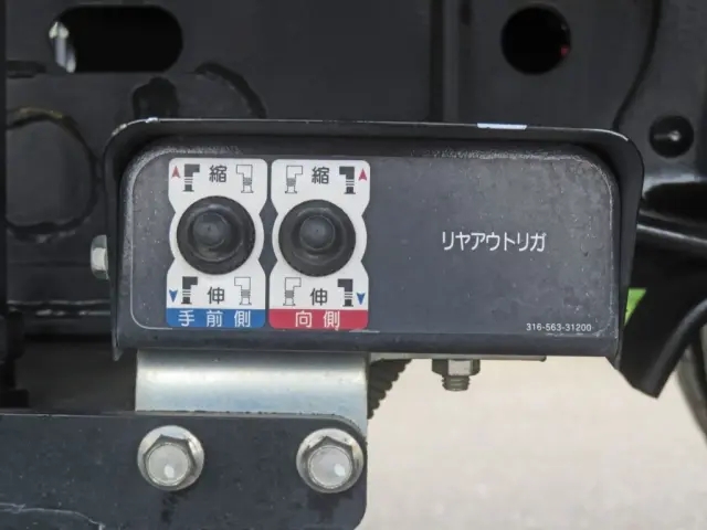 リアアウトリガーの操作スイッチです。|いすゞ フォワード 2RG-FSR90S2(2WD)の写真18