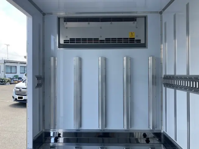 前立てと冷凍機の状態です。|三菱 キャンター 2RG-FBAV0(2WD)の写真17