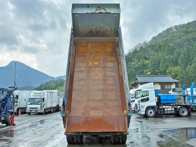 床は鉄板です。|いすゞ ギガ QPG-CXZ77BT(6x4)の写真18