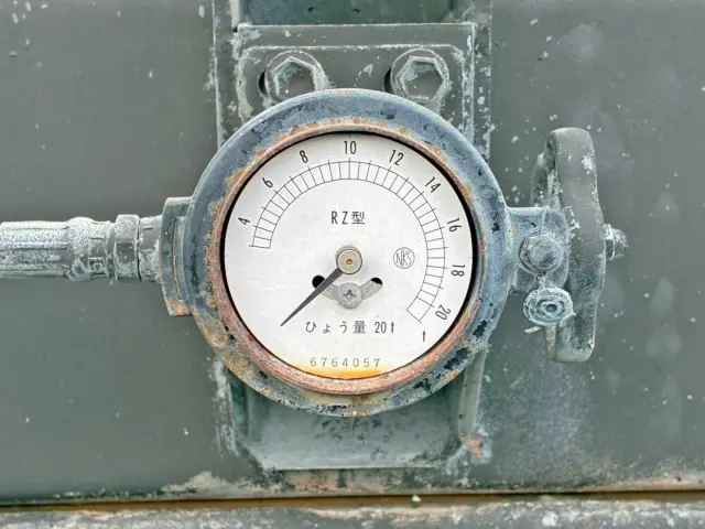 自重計です。(レンズ欠品・ハンドル固着しています)|いすゞ ギガ QPG-CXZ77BT(6x4)の写真36