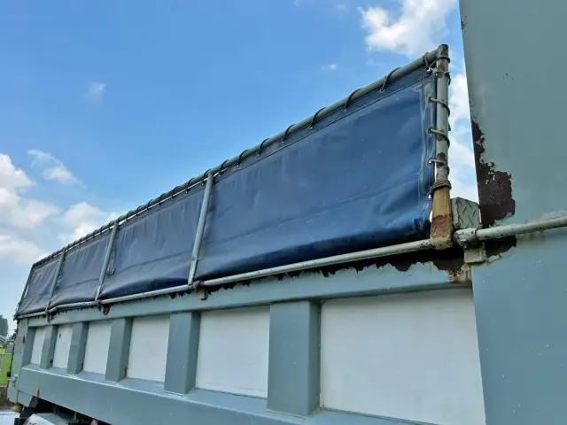 運転席側アオリ上部に塗装剥がれ・サビがあります。|いすゞ ギガ QPG-CXZ77BT(6x4)の写真48