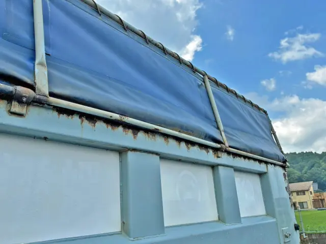 助手席側コボレーン骨組み後方に少々曲がりがあります。|いすゞ ギガ QPG-CXZ77BT(6x4)の写真58