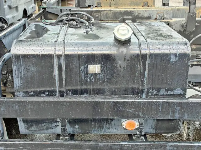 燃料タンクは290Lです。|いすゞ ギガ QPG-CXZ77BT(6x4)の写真70