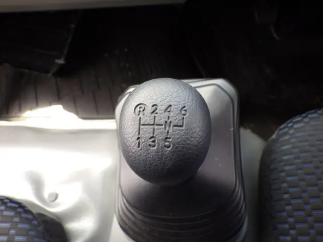 MT６速です。|日野 デュトロ 2KG-XZU712M(2WD)の写真26