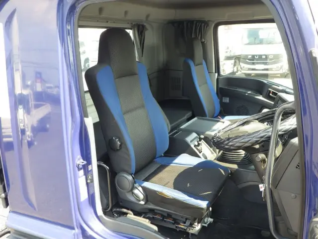 乗車定員は2名です。|いすゞ ギガ QKG-EXD52BD(2WD)の写真6