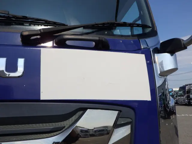 フロントパネルに塗装跡があります。|いすゞ ギガ QKG-EXD52BD(2WD)の写真26