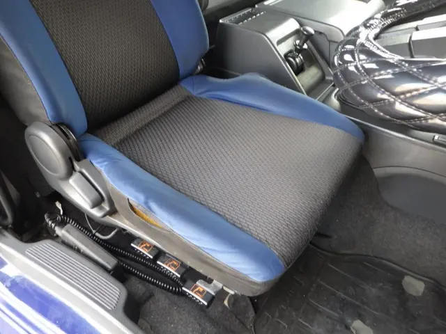 運転席座面にヘタリ・破れがあります。|いすゞ ギガ QKG-EXD52BD(2WD)の写真31