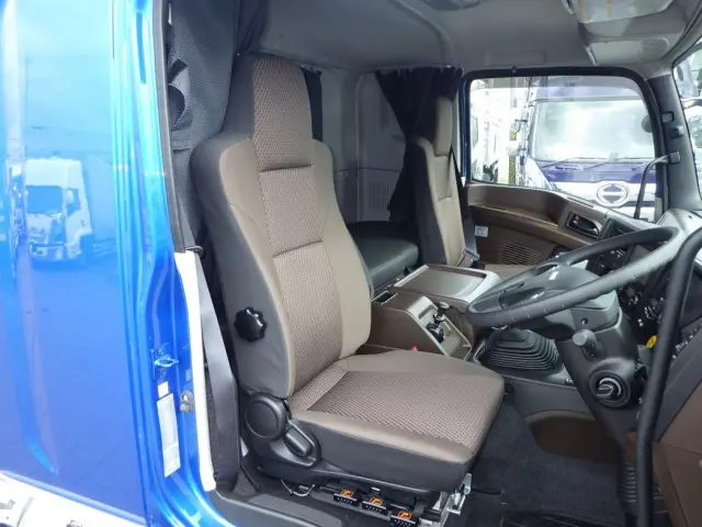 乗車定員は2名です。|いすゞ ギガ 2PG-CYH77D(8x4)の写真6