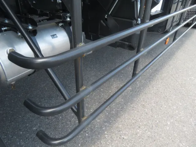 サイドバンパー各所に軽い置きサビがあります。|日野 プロフィア 2DG-FS1AHE(6x4)の写真19