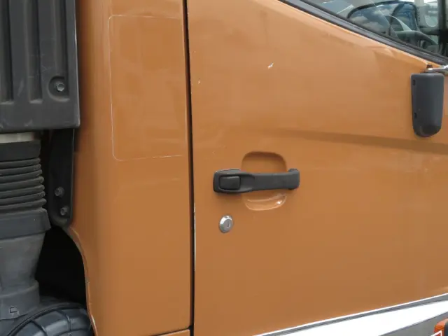 運転席ドア各所にキズ・クォーターパネルに看板剥がし跡があります。|日野 レンジャー LKG-FJ7JDAA(2WD)の写真37