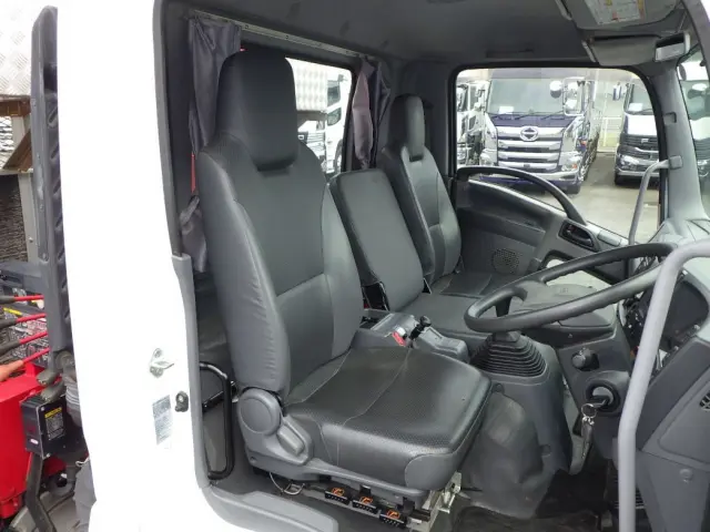 乗車定員は３名です|いすゞ フォワード 2RG-FTR90U2の写真6