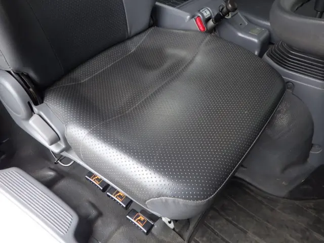 運転席座面にヘタリがあります。|いすゞ フォワード 2RG-FTR90U2の写真42