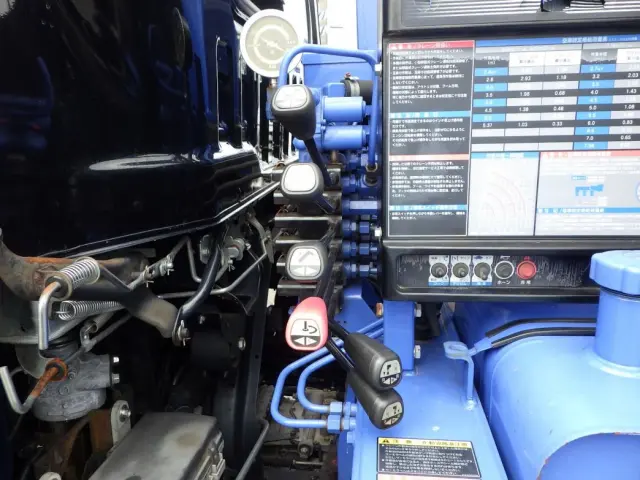 クレーンの操作レバーです。|いすゞ フォワード 2RG-FSR90S2(2WD)の写真12