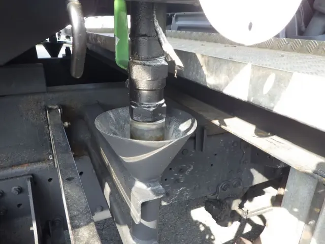 荷台前方に水抜きが付いています。|日野 プロフィア 2DG-FS1AHA(6x4)の写真13